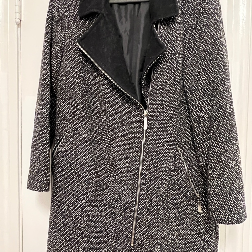 - OASIS Women's Black and White Tweed Jacket Size M
Excellent condition